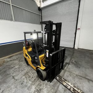 Plataforma de elevación articulada Genie Z-45 en uso industrial